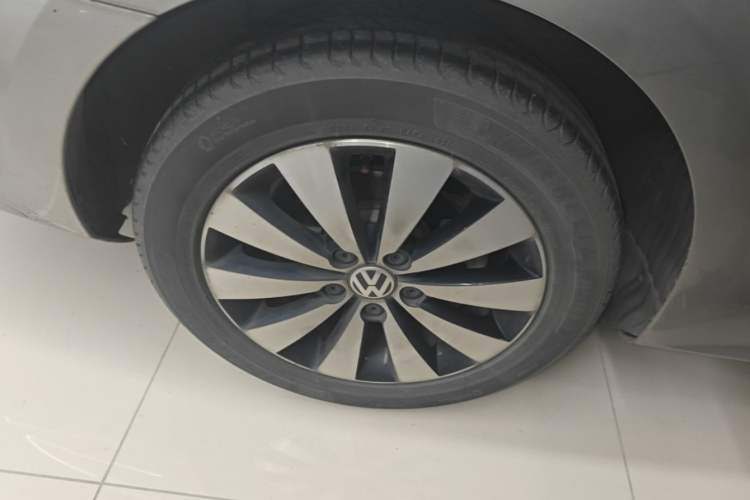Used Volkswagen Sagitar 2017 1.6L Automatic Comfort Model Right Rear Wheel Hub
