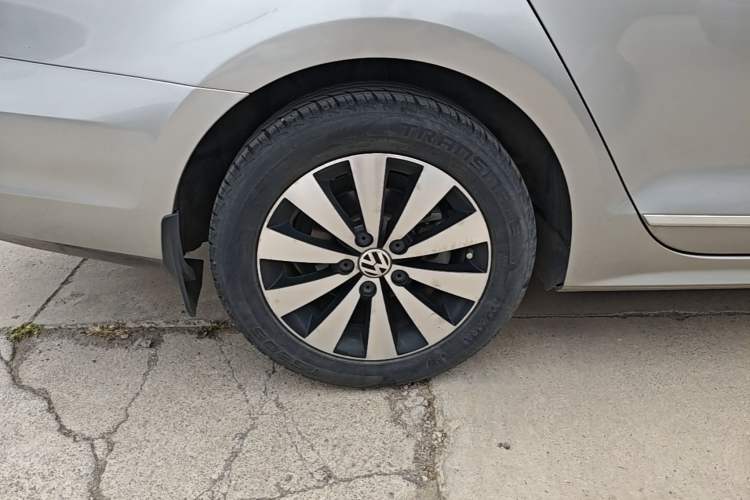 Used Volkswagen Sagitar 2017 1.6L Automatic Comfort Model Right Rear Wheel Hub