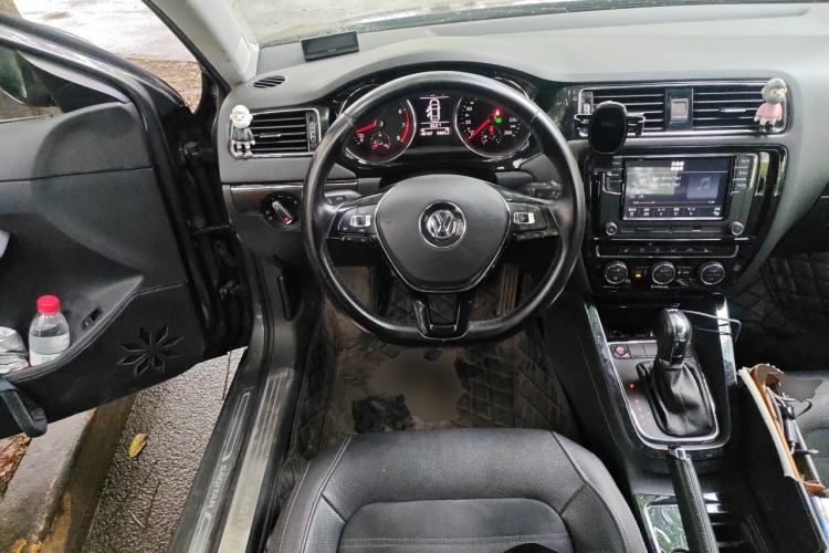 Used Volkswagen Sagitar 2017 230TSI Automatic Luxury Edition Steering Wheel