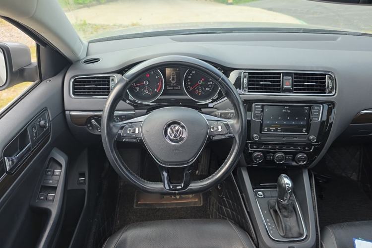 Used Volkswagen Sagitar 2017 230TSI Automatic Luxury Edition Steering Wheel