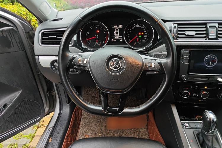 Used Volkswagen Sagitar 2017 180TSI Automatic Luxury Edition Steering Wheel