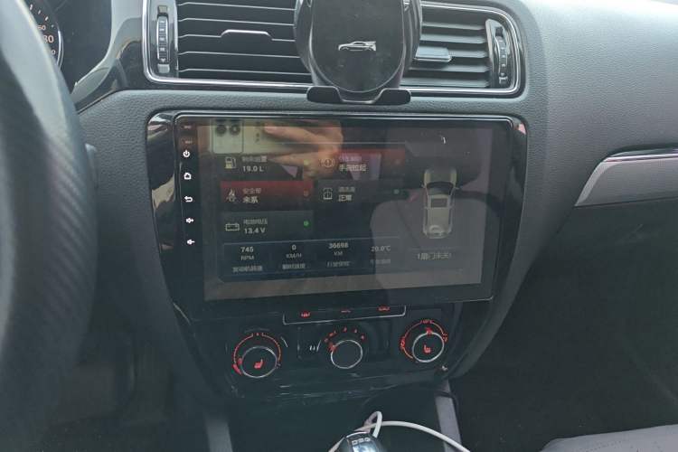Used Volkswagen Sagitar 2017 180TSI Automatic Luxury Edition Audio And AC Panel