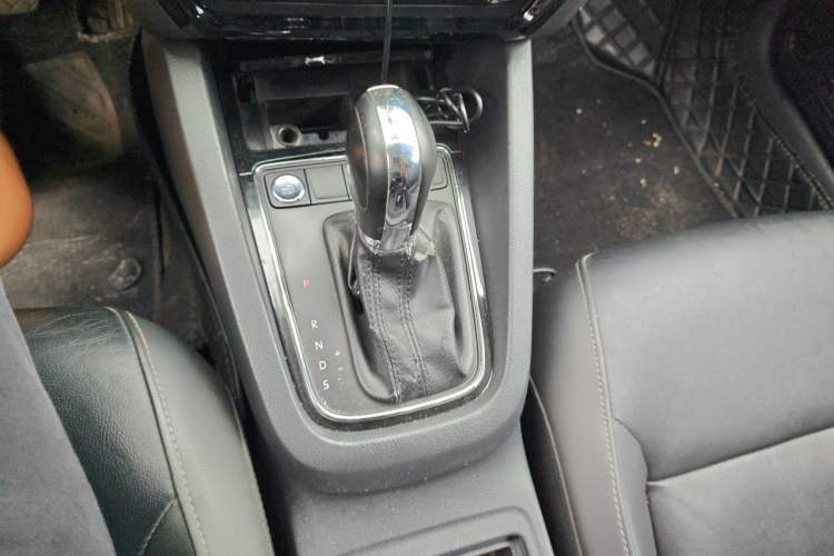 Used Volkswagen Sagitar 2017 1.6L Automatic Comfort Model Gear Lever