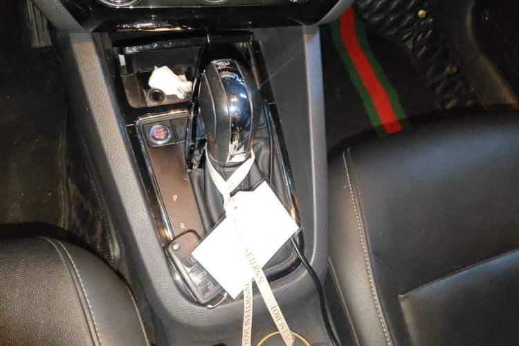 Used Volkswagen Sagitar 2017 1.6L Automatic Comfort Model Gear Lever
