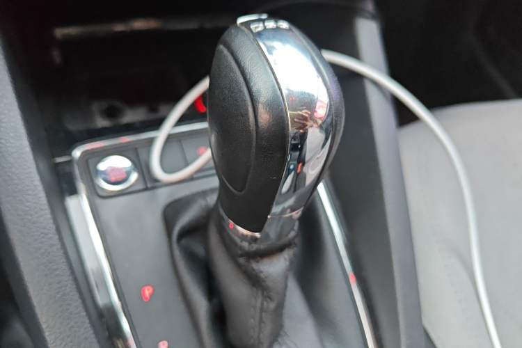 Used Volkswagen Sagitar 2017 180TSI Automatic Luxury Edition Gear Lever
