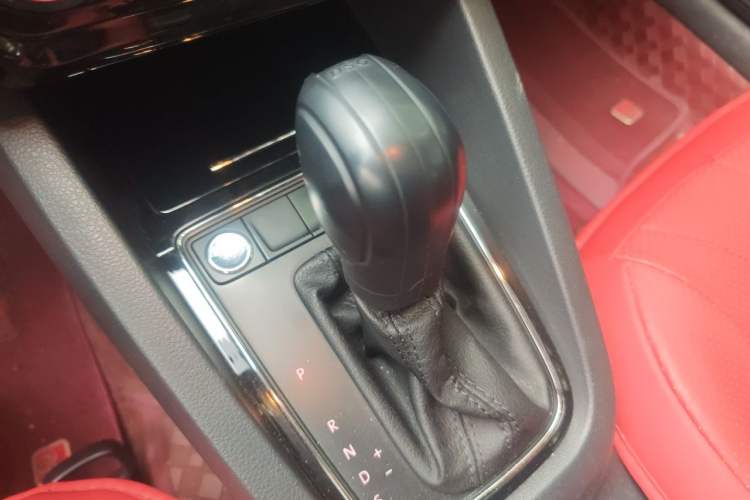 Used Volkswagen Sagitar 2017 180TSI Automatic Luxury Edition Gear Lever