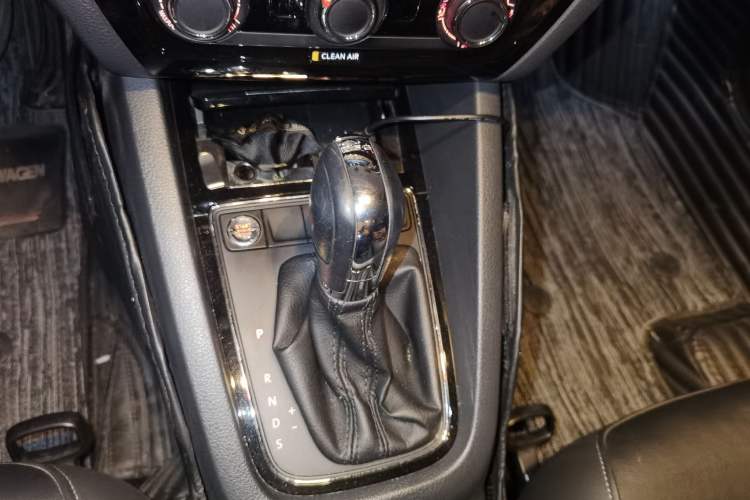 Used Volkswagen Sagitar 2017 230TSI Automatic Comfort Version Gear Lever