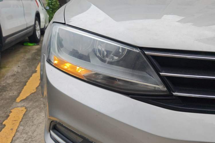 Used Volkswagen Sagitar 2017 1.6L Automatic Comfort Model Right Front Headlight