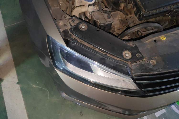 Used Volkswagen Sagitar 2017 1.6L Automatic Comfort Model Right Front Headlight