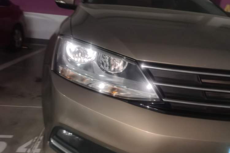 Used Volkswagen Sagitar 2017 230TSI Automatic Comfort Version Right Front Headlight
