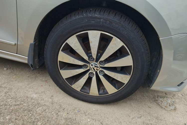 Used Volkswagen Sagitar 2017 1.6L Automatic Comfort Model Right Front Wheel Hub