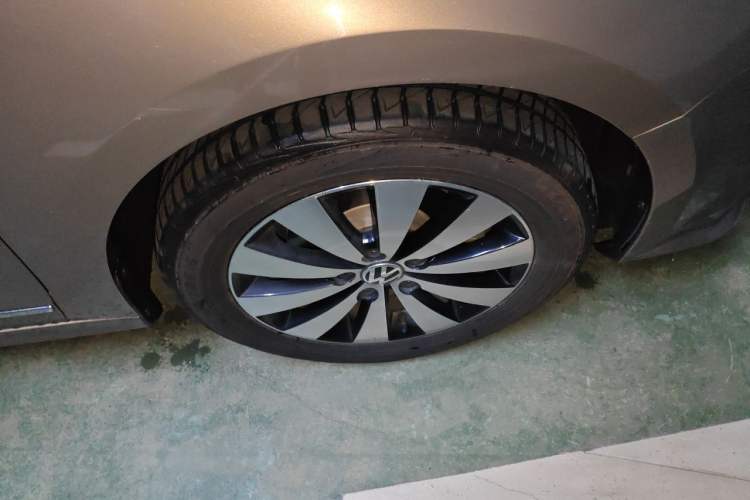 Used Volkswagen Sagitar 2017 1.6L Automatic Comfort Model Right Front Wheel Hub