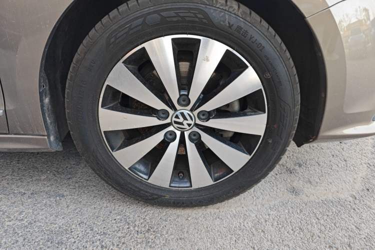 Used Volkswagen Sagitar 2017 180TSI Automatic Luxury Edition Right Front Wheel Hub