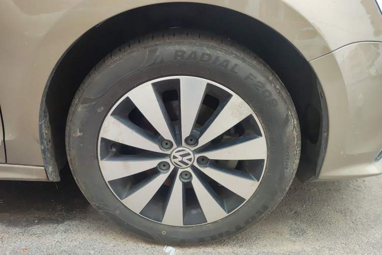 Used Volkswagen Sagitar 2017 1.6L Automatic Comfort Model Right Front Wheel Hub