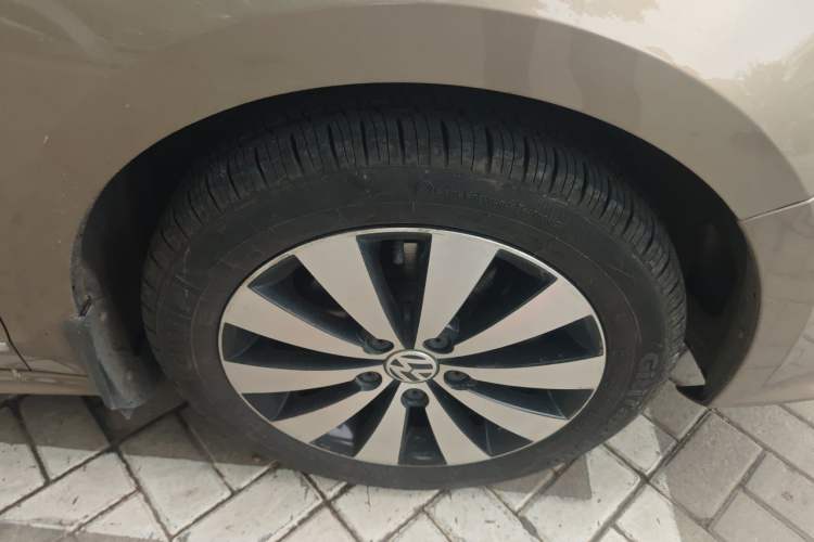 Used Volkswagen Sagitar 2017 180TSI Automatic Luxury Edition Right Front Wheel Hub