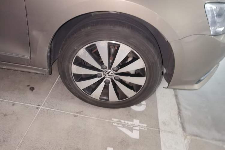 Used Volkswagen Sagitar 2017 230TSI Automatic Comfort Version Right Front Wheel Hub
