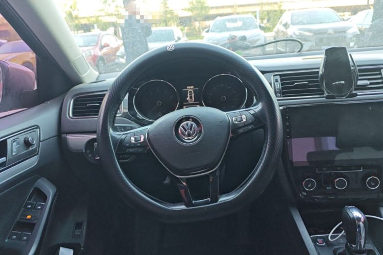 Used Volkswagen Sagitar 2017 180TSI Automatic Luxury Edition Steering Wheel