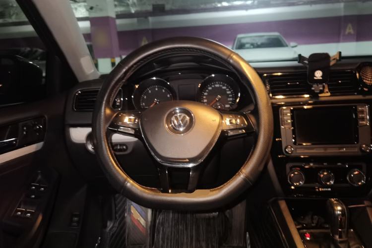 Used Volkswagen Sagitar 2017 230TSI Automatic Comfort Version Steering Wheel