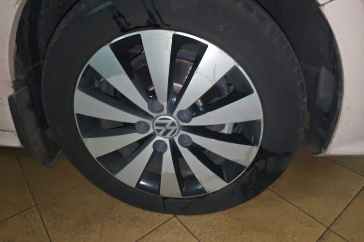 Used Volkswagen Sagitar 2017 1.6L Automatic Comfort Model Right Front Wheel Hub