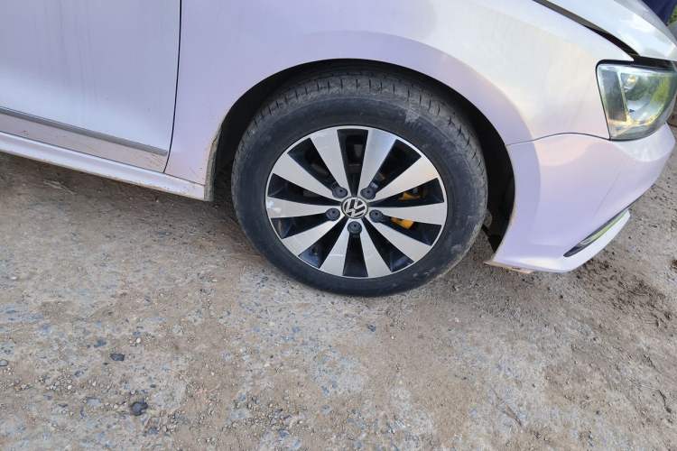 Used Volkswagen Sagitar 2017 1.6L Automatic Comfort Model Right Front Wheel Hub