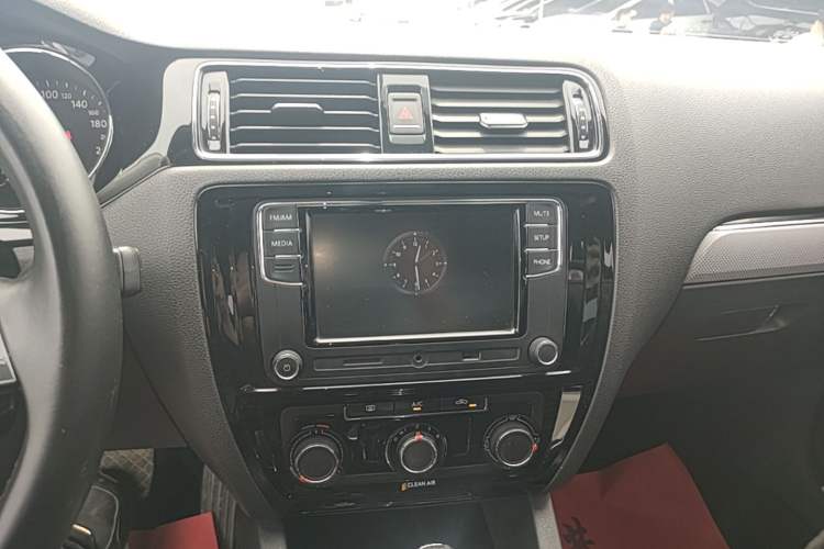 Used Volkswagen Sagitar 2017 230TSI Automatic Comfort Version Audio And AC Panel