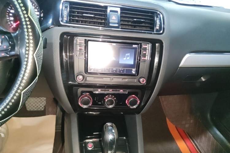 Used Volkswagen Sagitar 2017 1.6L Automatic Comfort Model Audio And AC Panel