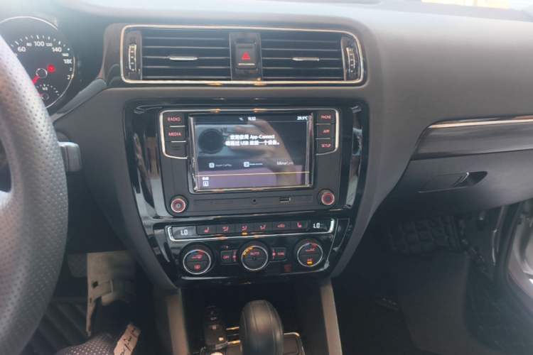 Used Volkswagen Sagitar 2017 230TSI Automatic Luxury Edition Audio And AC Panel