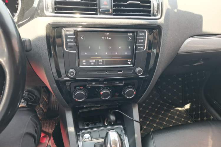 Used Volkswagen Sagitar 2017 230TSI Automatic Comfort Version Audio And AC Panel