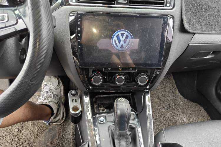 Used Volkswagen Sagitar 2017 230TSI Automatic Comfort Version Audio And AC Panel