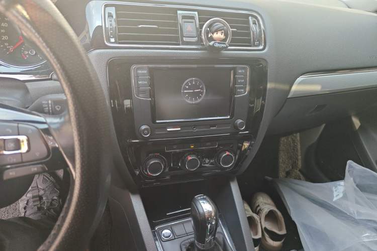 Used Volkswagen Sagitar 2017 230TSI Automatic Comfort Version Audio And AC Panel