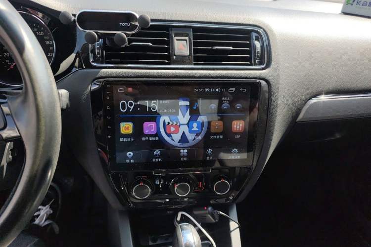 Used Volkswagen Sagitar 2017 1.6L Automatic Comfort Model Audio And AC Panel