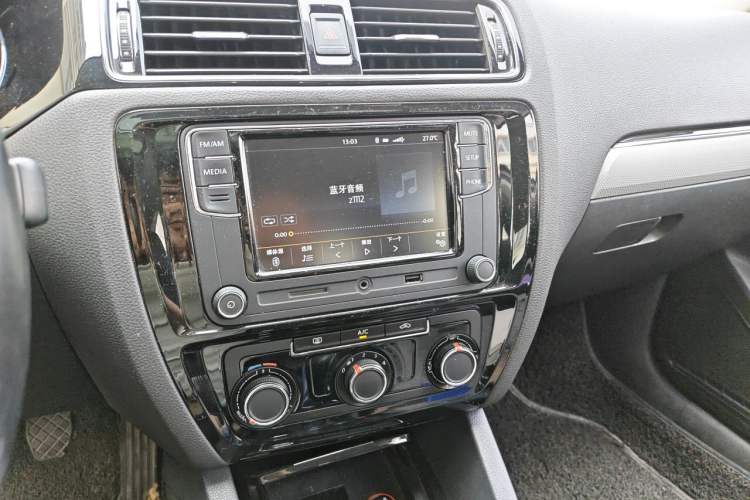 Used Volkswagen Sagitar 2017 1.6L Manual Comfort Model Audio And AC Panel