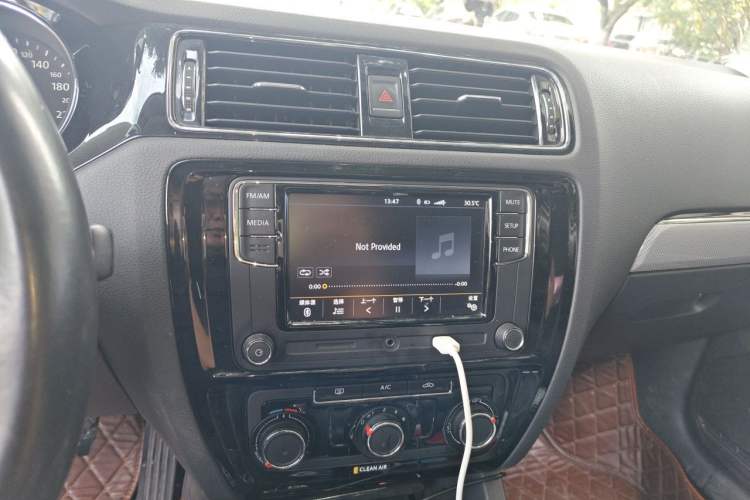 Used Volkswagen Sagitar 2017 1.6L Automatic Comfort Model Audio And AC Panel