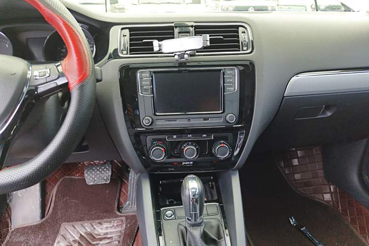Used Volkswagen Sagitar 2017 230TSI Automatic Comfort Version Audio And AC Panel