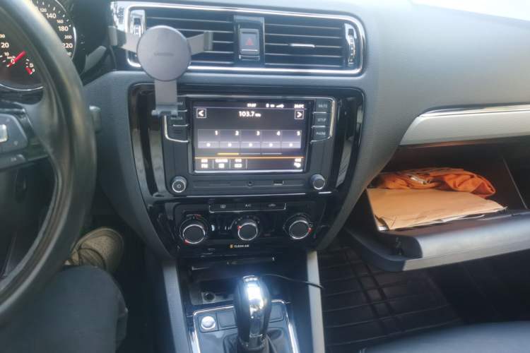 Used Volkswagen Sagitar 2017 230TSI Automatic Comfort Version Audio And AC Panel