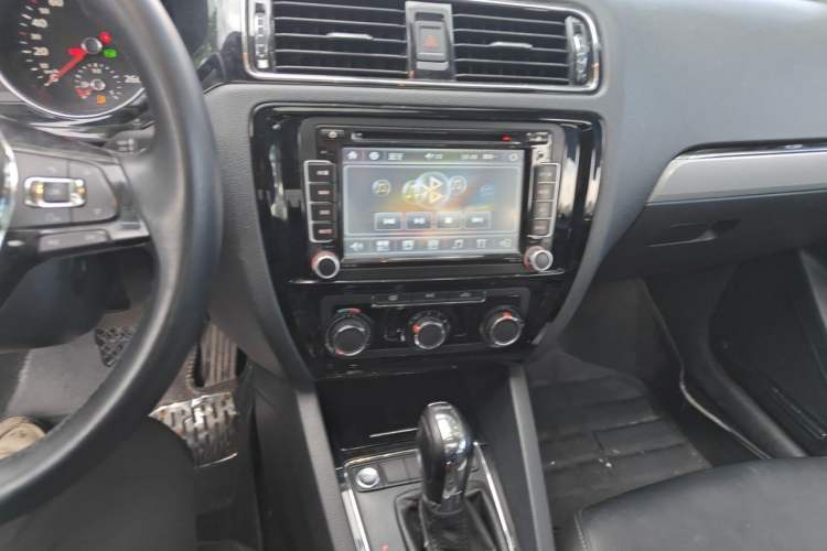 Used Volkswagen Sagitar 2017 230TSI Automatic Comfort Version Audio And AC Panel