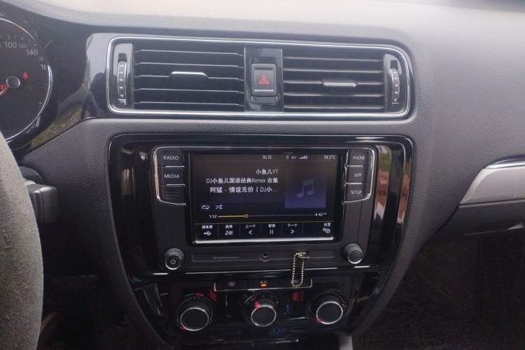 Used Volkswagen Sagitar 2017 1.6L Automatic Comfort Model Audio And AC Panel