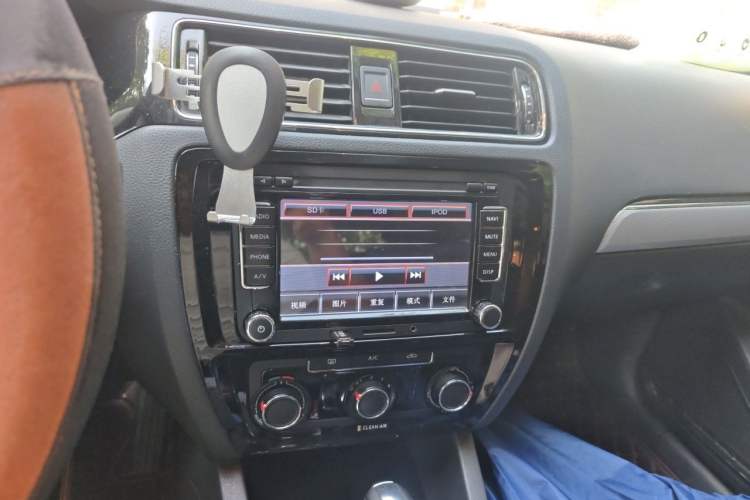 Used Volkswagen Sagitar 2017 1.6L Automatic Comfort Model Audio And AC Panel