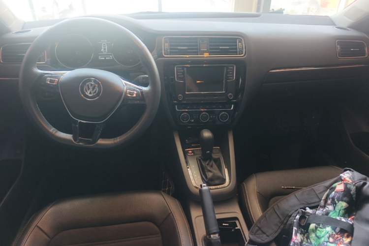 Used Volkswagen Sagitar 2017 230TSI Automatic Luxury Edition Center Console