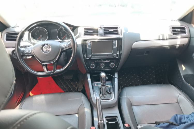 Used Volkswagen Sagitar 2017 230TSI Automatic Comfort Version Center Console