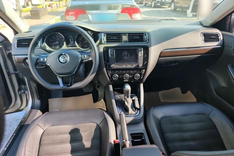 Used Volkswagen Sagitar 2017 230TSI Automatic Luxury Edition Center Console
