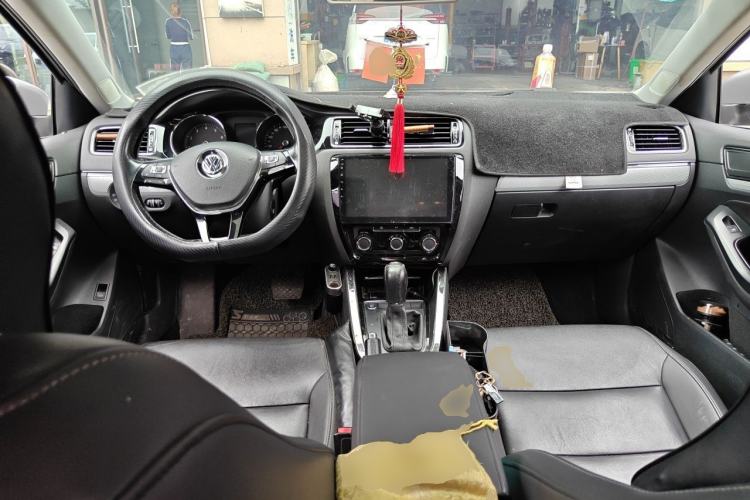 Used Volkswagen Sagitar 2017 230TSI Automatic Comfort Version Center Console