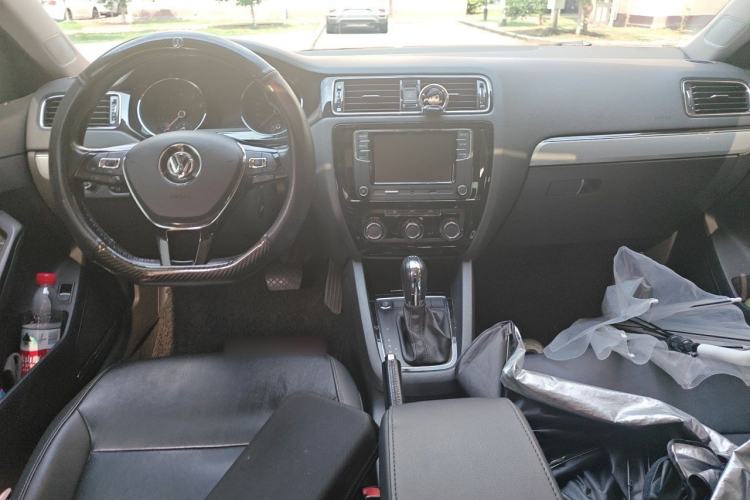Used Volkswagen Sagitar 2017 230TSI Automatic Comfort Version Center Console