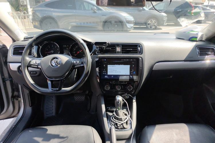Used Volkswagen Sagitar 2017 1.6L Automatic Comfort Model Center Console