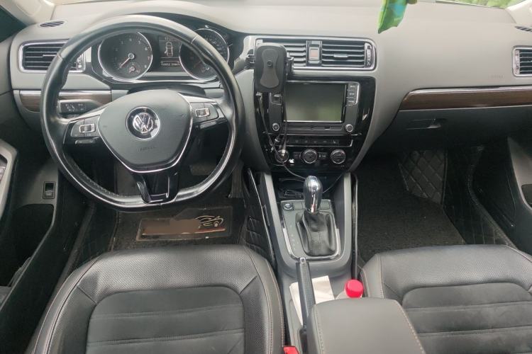 Used Volkswagen Sagitar 2017 230TSI Automatic Luxury Edition Center Console
