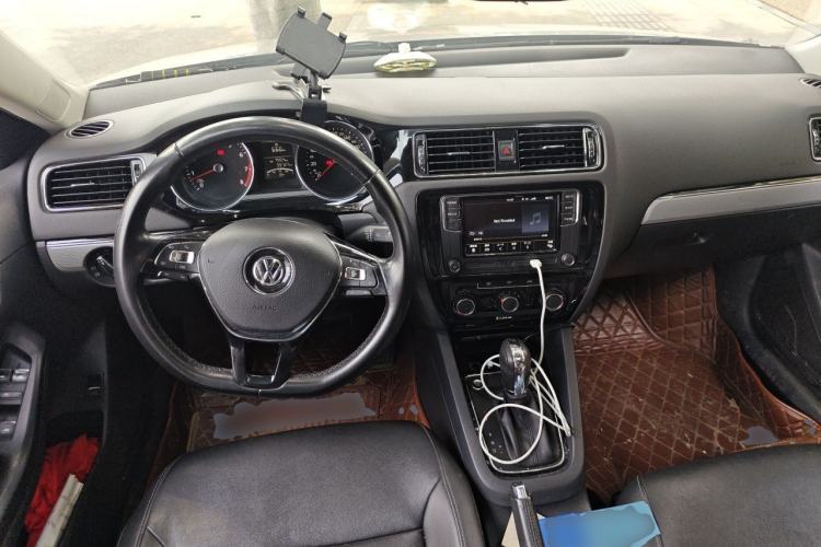 Used Volkswagen Sagitar 2017 1.6L Automatic Comfort Model Center Console