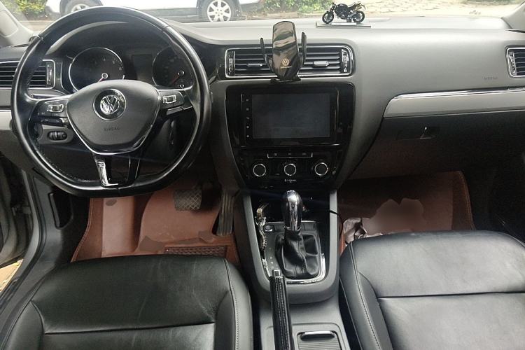 Used Volkswagen Sagitar 2017 230TSI Automatic Comfort Version Center Console