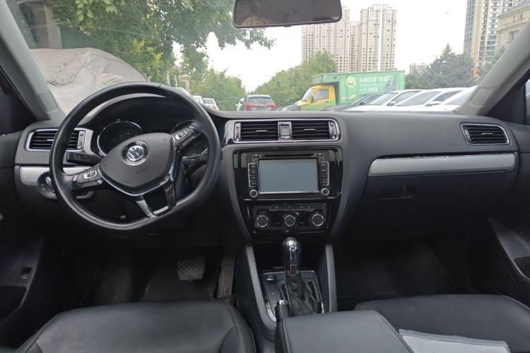 Used Volkswagen Sagitar 2017 230TSI Automatic Comfort Version Center Console