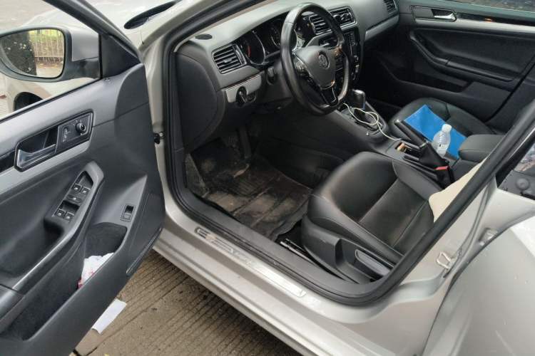 Used Volkswagen Sagitar 2017 230TSI Automatic Comfort Version Driver Seat