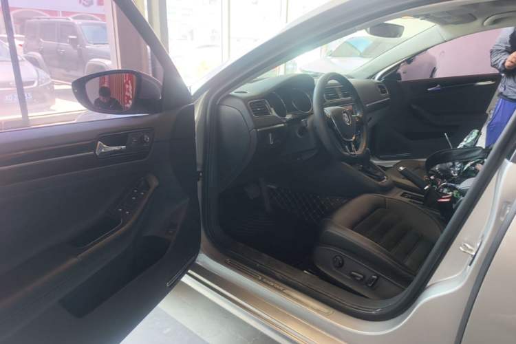 Used Volkswagen Sagitar 2017 230TSI Automatic Luxury Edition Driver Seat